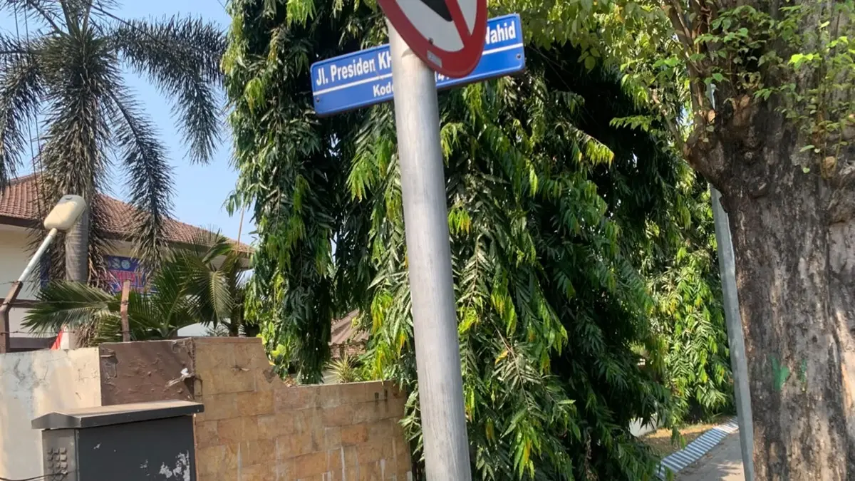 BAKAL DIREHAB: Trotoar Jl Gus Dur, Jombang sisi utara segera direhab. (Azmy Endiyana/Radar Jombang)