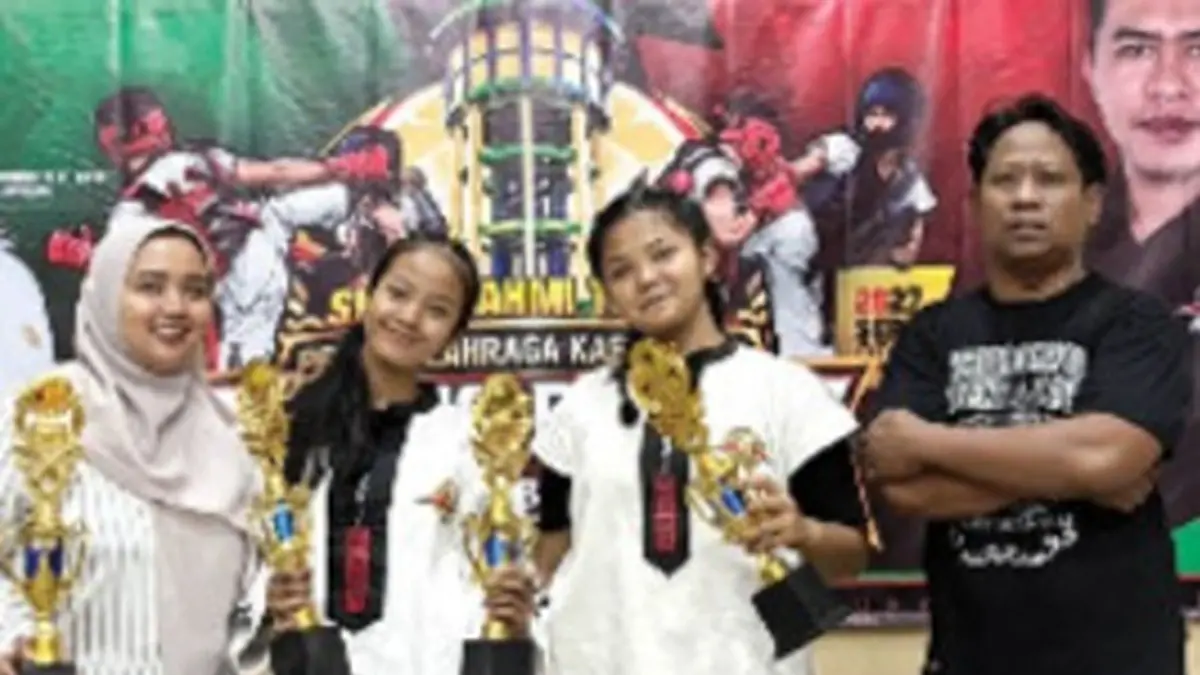 JUARA: Samsu (hitam) bersama Putri dan Nabila usai menerima piala di Gelora Abi As’ad Unipdu Jombang, (27/9). (Wenny Rosalina/Radar Jombang)