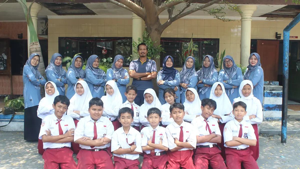 KOMPAK: Zumaroh Is’adah kepala SDN Jombang 3 bersama dewan guru dan siswa kelas 6, Senin (28/9). (Wenny Rosalina/Radar Jombang)