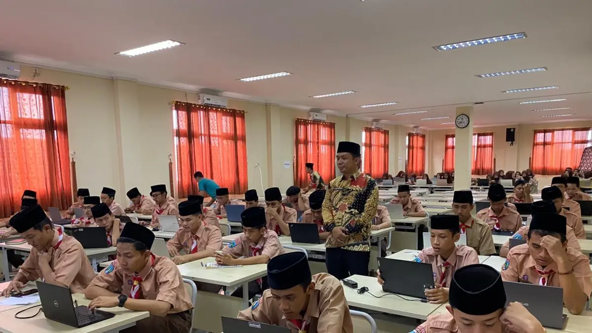 LANCAR: Siswa MAN 4 Jombang mengikuti kegiatan belajar mengajar di lab komputer. (Wenny Rosalina/Radar Jombang)