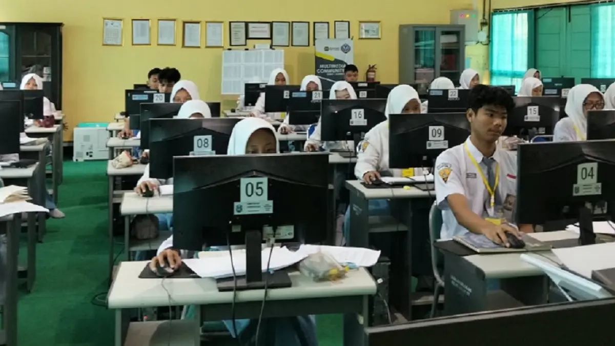 FOKUS: Siswa SMKN 1 Jombang saat mengikuti kegiatan di lab komputer sekolah, (1/9). (Wenny Rosalina/Radar Jombang)