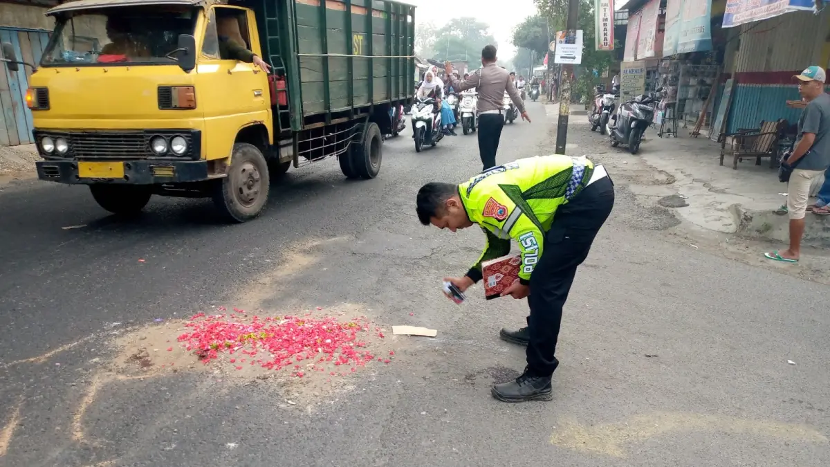 Polisi melakukan olah kejadian perkara di lokasi kecelakaan