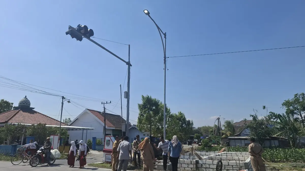 proses survei dan uji coba PJU Kabuh Tapen yang menunjukkan lampunya sudah menyala