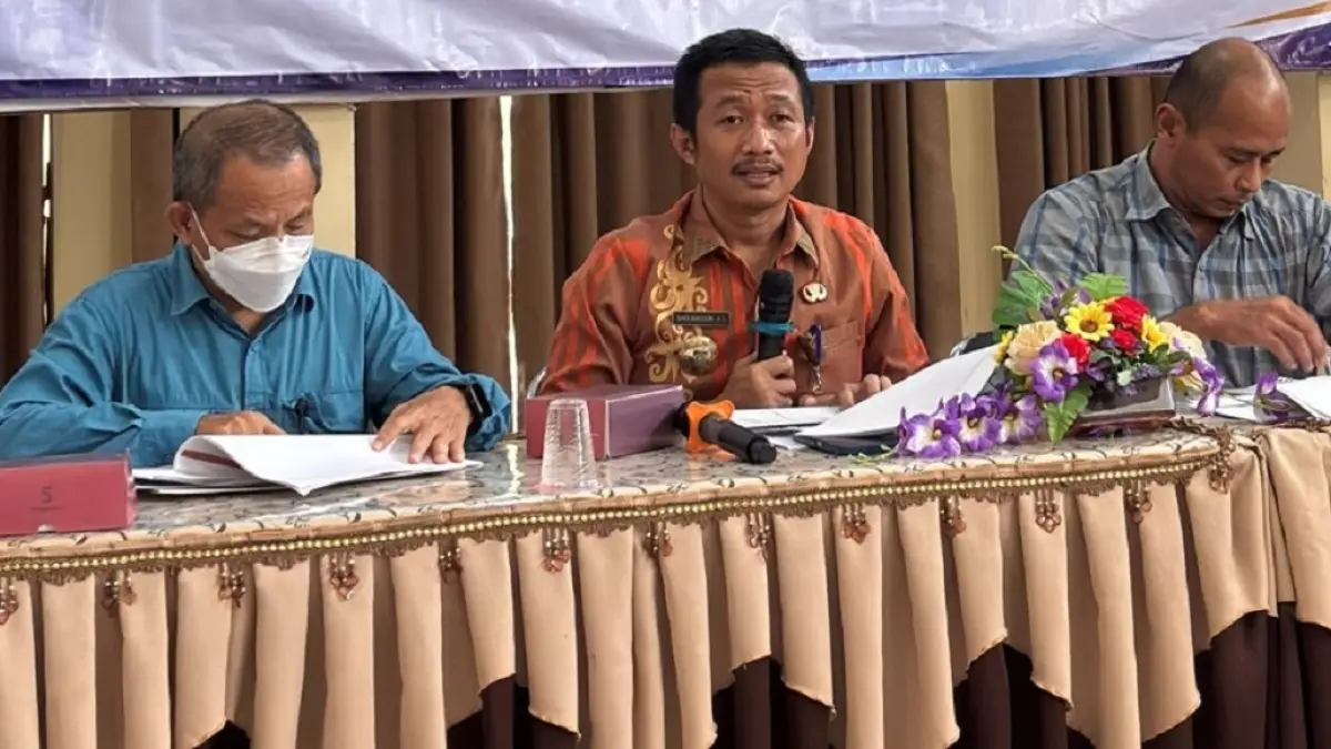 SERIUS: Kepala Bapenda Jombang, Sholahuddin Hadi Sucipto (tengah) saat monev penerimaan PKB-BBNKB di Kecamatan Sumobito, Kamis (24/9). (Ainul Hafidz/Radar Jombang)