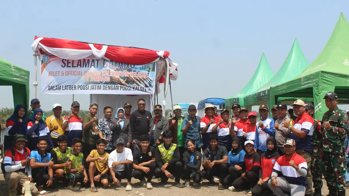 KOMPAK: Atlet Kalsel bersama seluruh tamu undangan yang hadir di Jombang, Kamis (1/10). (Wenny Rosalina/Radar Jombang)