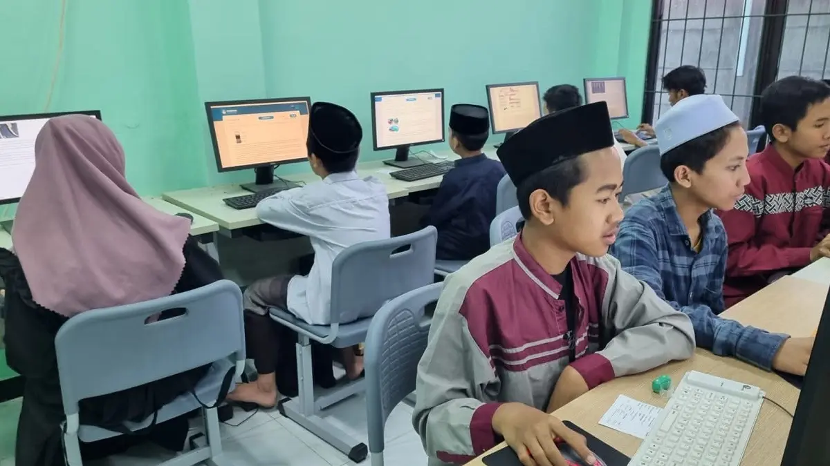 PERSIAPAN: Siswa PKBM Yalatif Diwek, Jombang mengikuti kegiatan di lab komputer, (1/10). (Wenny Rosalina/Radar Jombang)
