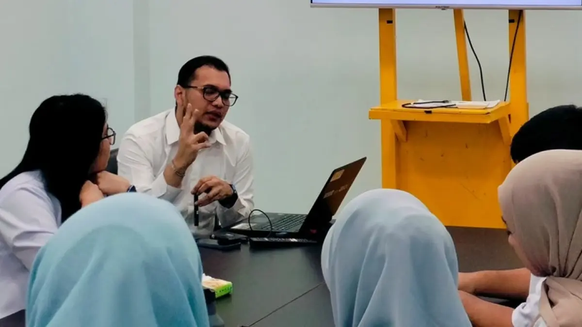 TEGAS: dr Ketut Aditya Rahardja SpPD memberikan bimbingan ke dokter internship di RSUD Ploso, Jombang. (IST)