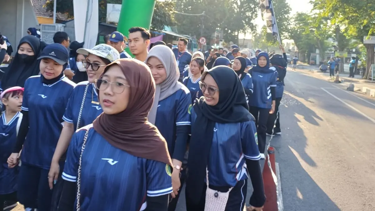 Fun walk memperingati HUT ke-118 INI dan IPPAT ke-39 di Jombang berlangsung meriah, Minggu (4/10). (Wenny Rosalina)
