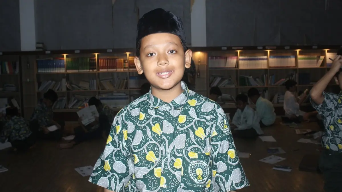 Muhammad Abdullah Jazari, kelas 8 Tahfidz-2 MTs MQ Tebuireng, Jombang. (Rojiful Mamduh/Radar Jombang)