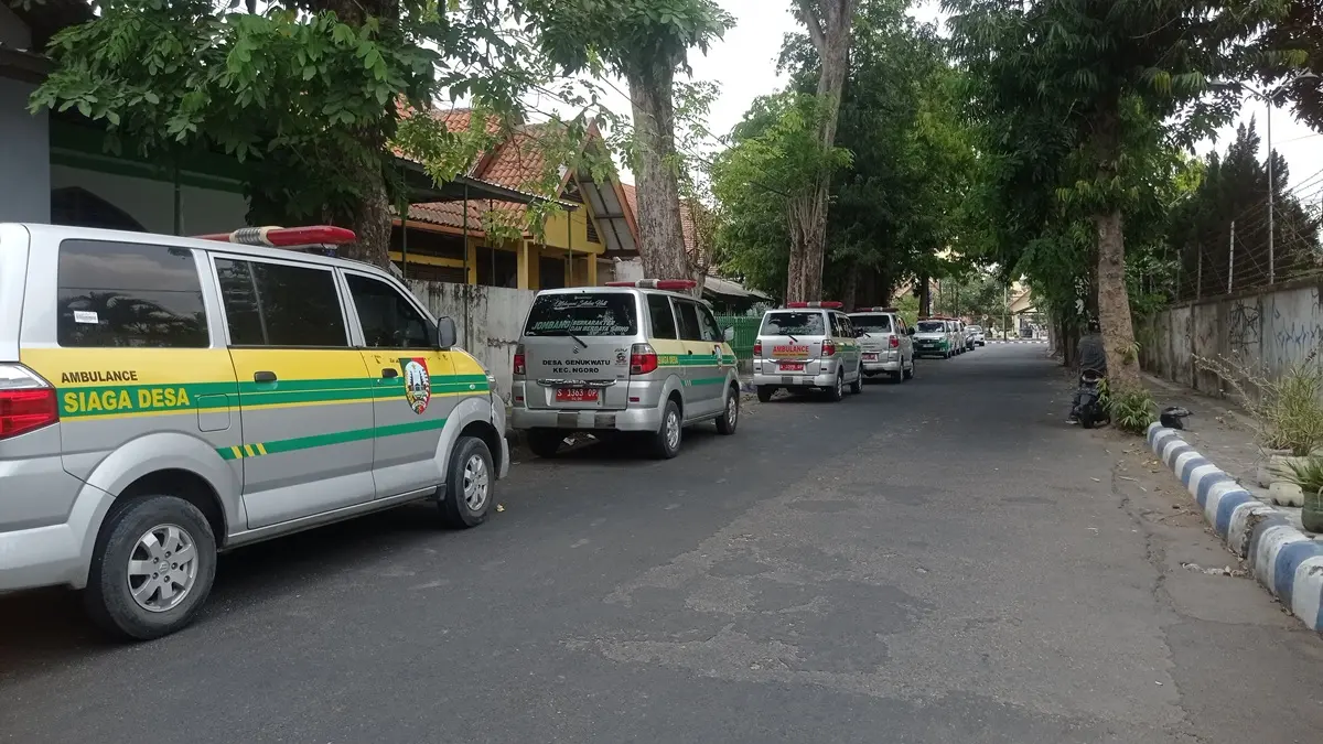 LUBER: Deretan mobil siaga desa parkir di Jl Dr Setiabudi, Jombang. (Ainul Hafidz/Radar Jombang)