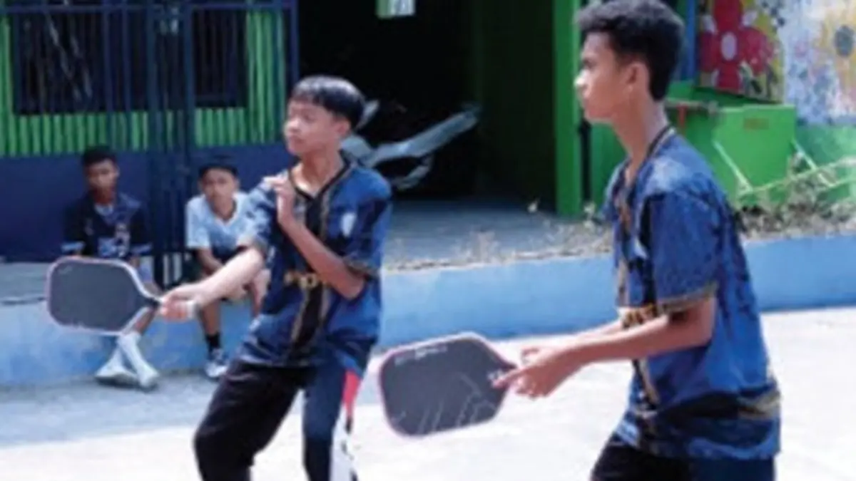 Siswa SMPN 2 Peterongan, Jombang saat bertanding pada ganda putra pickleball. (Wenny Rosalina/Radar Jombang)
