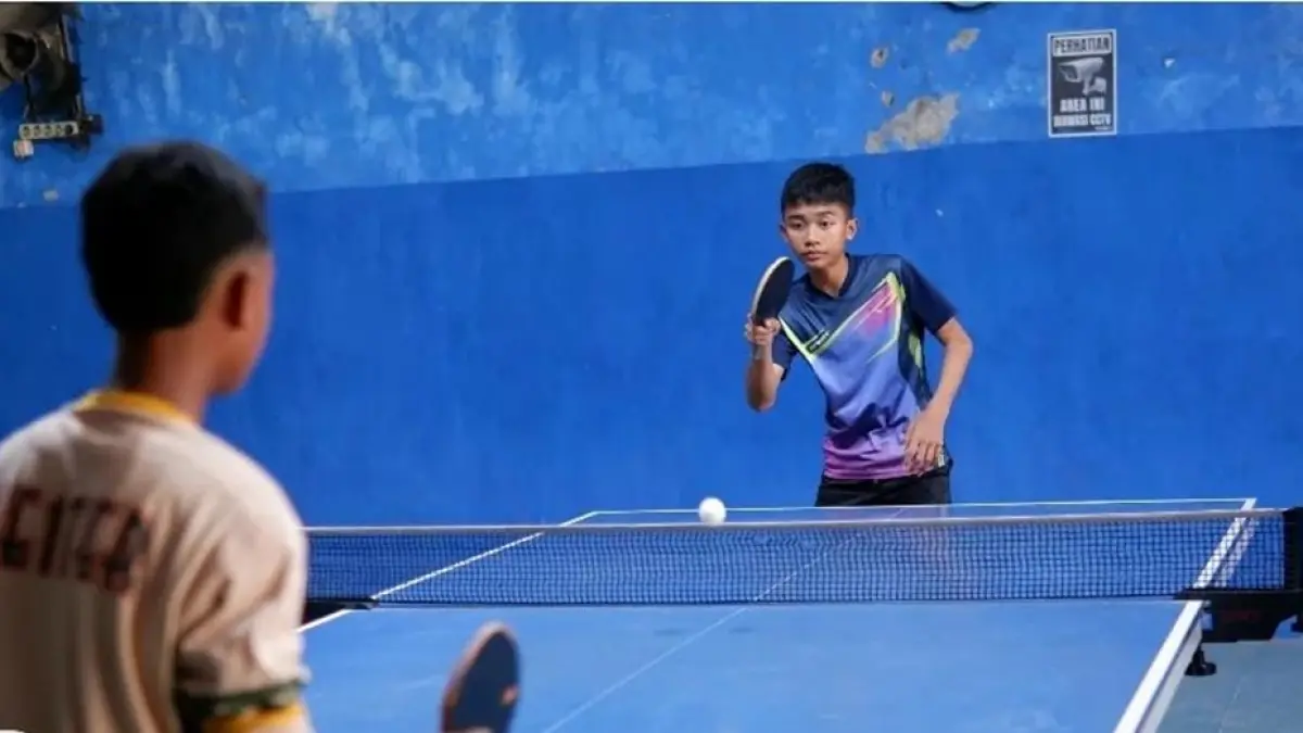 SMES: Juara 1 putra/putri saat bertanding di GOR Yurais Moagung, Jombang, (5/10). (Wenny Rosalina/Radar Jombang)