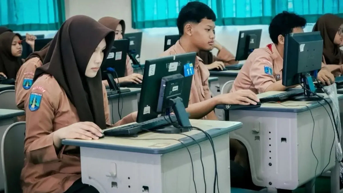 KONSENTRASI: Siswa SMAN 2 Jombang mengikuti tryout TKA, Jumat (9/10). (Wenny Rosalina/Radar Jombang)