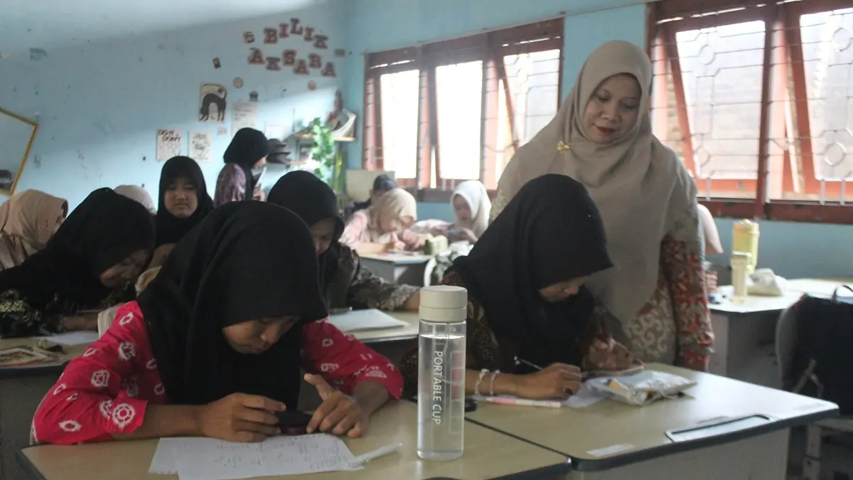 SEMANGAT: Siswa SMAN Jogoroto, Jombang mengerjakan tryout TKA, Jumat (2/10). (Wenny Rosalina/Radar Jombang)