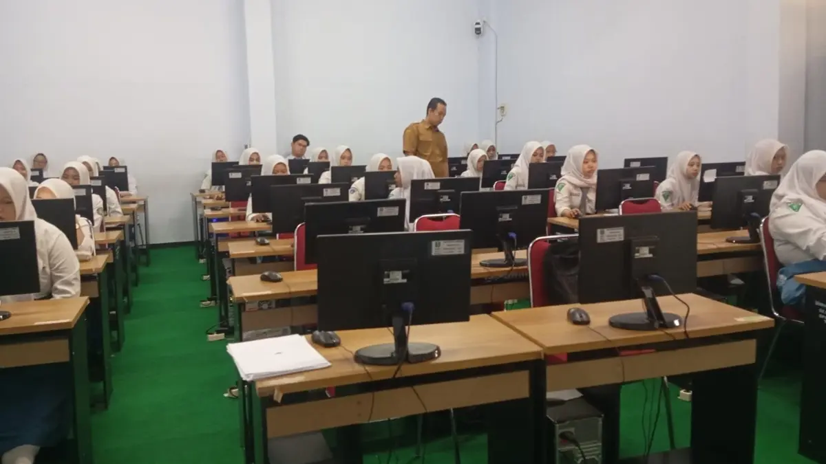 SUKSES: Siswa SMKN 2 Jombang mengikuti tryout TKA, (5/10). (Wenny Rosalina/Radar Jombang)