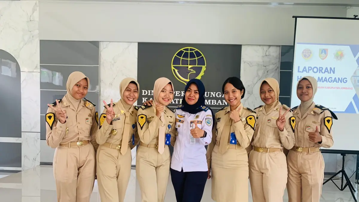 Siska Puspitasari bersama sejumlah taruna STTD