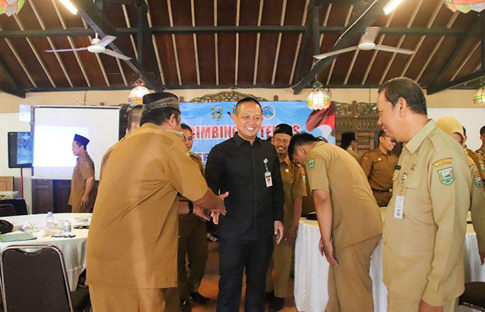 TEGAS : Bupati Kebumen Arif Sugiyanto meminta para ASN di lingkungan Pemkab Kebumen tetap menjaga netralitas. PROKOPIM KEBUMEN UNTUK RADAR KEBUMEN