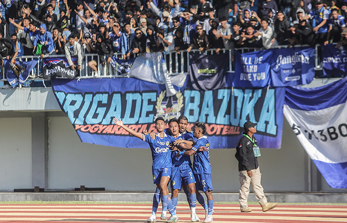 DEBUT GOL: Pemain muda pinjaman dari Persikabo Krisna  Sulistia Budianto yang baru berusia 17 tahun langsung  mencetak gol ke gawang Perserang.