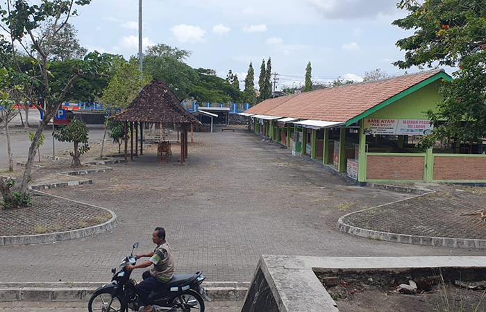 TAK ADA AKTIFITAS - Suasana pusat kuliner yang dikelola asosiasi pedagang kaki lima (APKLI) Gunungkidul di area parkir Terminal Dhaksinarga Wonosari nampak kosong Rabu (29/1).GUNAWAN/RADAR JOGJA
