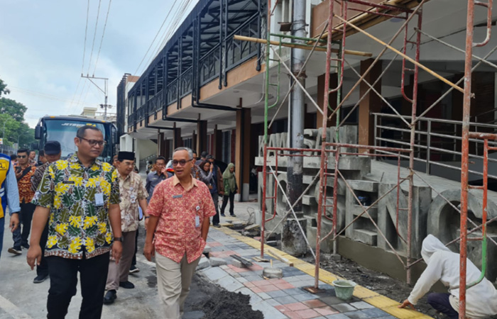 TINJAUAN: Wali kota dan wakil wali Kota Magelang tengah meninjau proyek pembangunan selter kuliner Ngesengan, Kamis (30/11) guna memastikan kelayakan dan kondisi terkini. (Naila Nihayah/Radar Jogja)