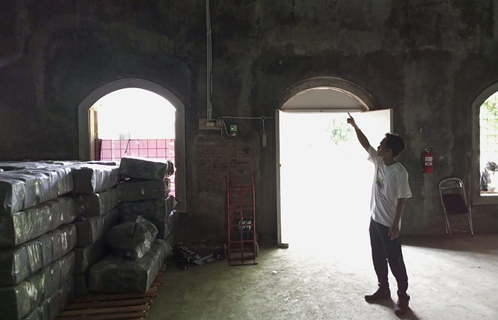 TERPANTAU : Petugas KPU Kebumen menunjukkan kamera pengawas atau CCTV yang terpasang di gudang logistik Pemilu 2024. (M HAFIED/RADAR KEBUMEN)