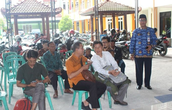 MONITORING : Kepala Kantor Kemenag Kebumen Sukarno memantau layanan pelimpahan porsi haji yang digelar atas kerjasama Kanwil Kemenag Jawa Tengah. (ISTIMEWA)