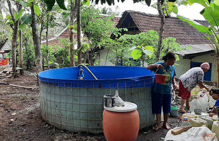 HUJAN BELUM MERATA: Warga Sanglor, Panggang, menerima bantuan droping air dari BPBD Kabupaten Gunungkidul akhir November lalu.BPBD&nbsp;GUNUNGKIDUL
