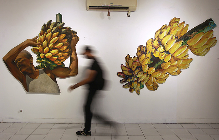 Pengunjung mendatangi pameran bertajuk &ldquo;The Origin of Hasoe: An Archive Exhibition of Hadi Soesanto&rdquo; di Galeri R.J. Katamsi, Kampus ISI Jogja, Jumat(1/12). GUNTUR AGA TIRTANA/RADAR JOGJA