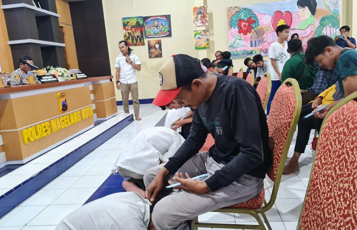 Suasana haru dan isak tangis menghiasi proses pembinaan dan penyuluhan terhadap 26 pelajar SMK Yudya Karya