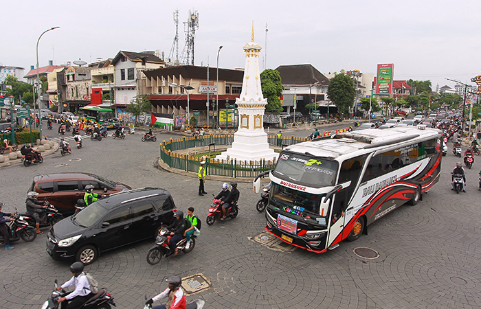 IKON JOGJA: Kondisi lalu lintas kendaraan bermotor di simpang empat Tugu Jogja, Selasa (28/11).