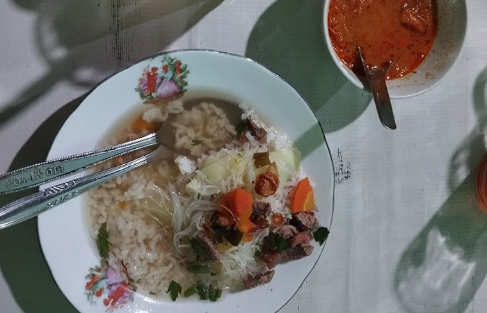 LEZAT: Suasana warung Sop Pak Giyo Kondang Roso di Jalan Urip Sumoharjo Gang Brengkelan, Kelurahan Purworejo, Kecamatan/Kabupaten Purworejo. (JIHAN ARON VAHERA/RADAR JOGJA)