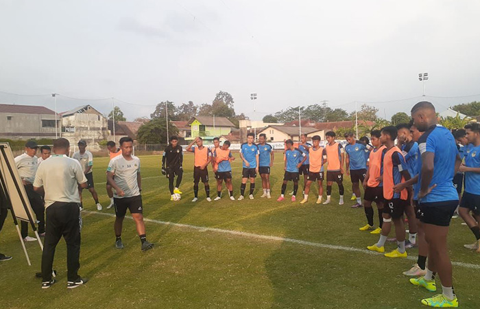 Kas Hartadi saat memberikan pengarahan kepada para pemain PSIM Jogja usai menjalani latihan rutin. Terdekat tim berjuluk Laskar Mataram itu akan menjamu Nusantara United 13 Desember.