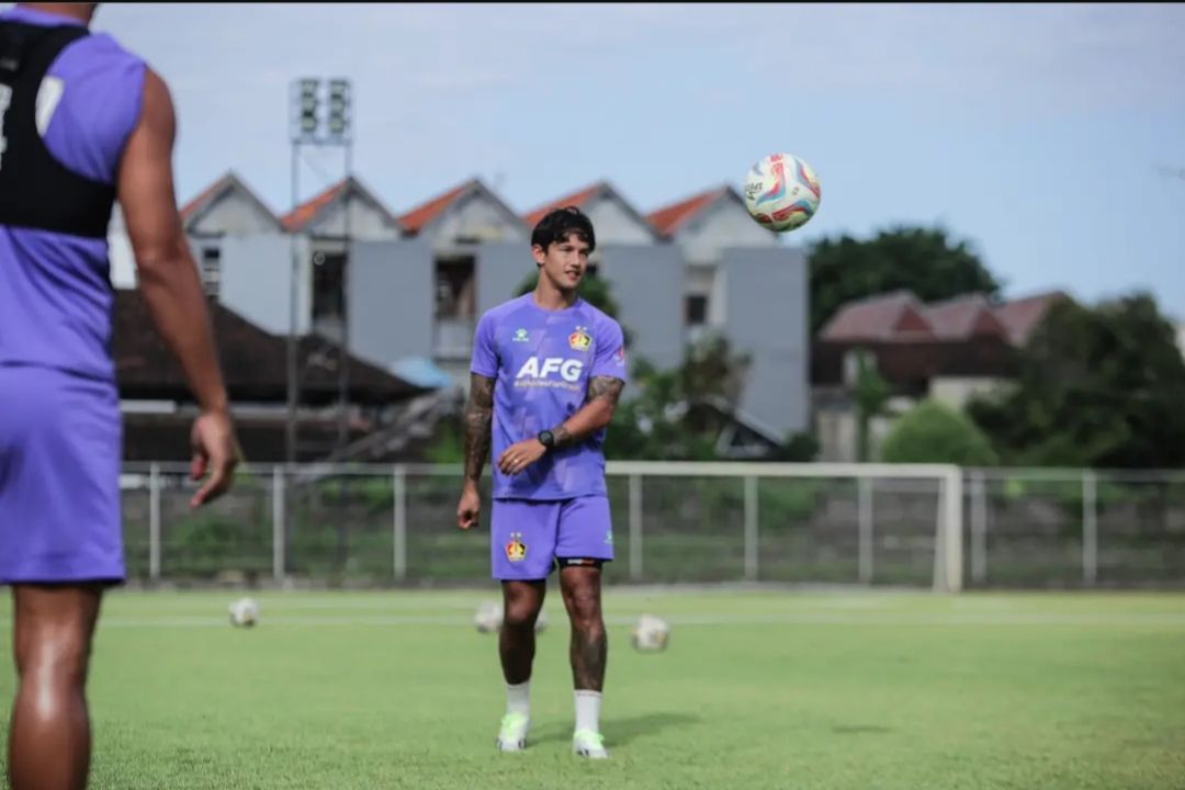 Irfan Bachdim resmi berseragan Laskar Macan Putih (foto: persikfc.co)
