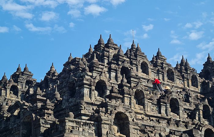 ANTUSIAS: Pada kajian lapangan terbuka, para pengunjung diperbolehkan naik ke struktur Candi Borobudur dengan sejumlah ketentuan. Termasuk penggunaan sandal upanat dan pendampingan dari pemandu wisata