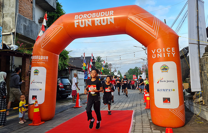 SEMANGAT: Para pelari berhasil menaklukkan rute sepanjang tiga kilometer dengan mengambil start dan finis di kompleks Candi Pawon, Minggu (3/12).Naila Nihayah/Radar Jogja  &nbsp;
