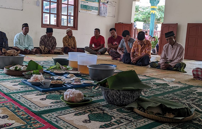 SEDEKAH: Jamaah Masjid Sunan Kalijaga di Blimbing, Girisekar, Panggang dan tokoh masyarakat dalam rangkaian tradisi Serabi Ocor Jumat (1/12).Dukuh Blimbing untuk Radar Jogja
