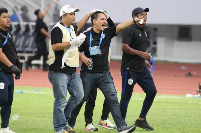 CEO PSIS Yoyok Sukawi mencoba menghalau suporter yang merangsek ke sentelban di laga PSIS menjamu PSS Sleman Minggu (3/12/2023)
