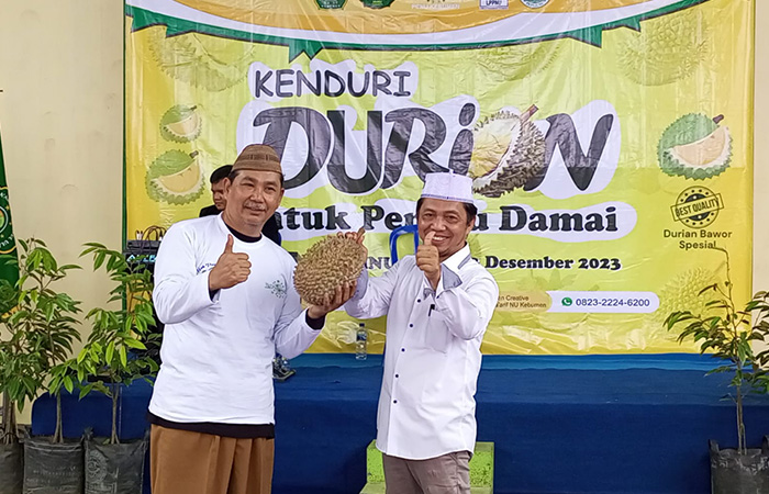 DURIAN BAWOR : Rektor UMNU Kebumen Imam Satibi menerima secara simbolis durian unggul jenis bawor pada Kenduri Durian untuk Pemilu Damai, Minggu (3/12). M HAFIED/RADAR KEBUMEN
