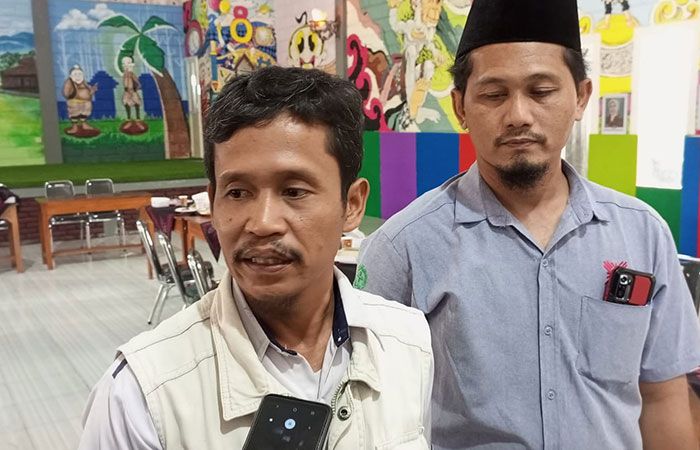 SERIKAT PEKERJA : Konfederasi Serikat Pekerja Seluruh Indonesia (KSPSI) Kebumen (kiri) mengaku kecewa karena tak dilibatkan dalam penetapan usulan UMK 2024.M HAFIED/RADAR KEBUMEN