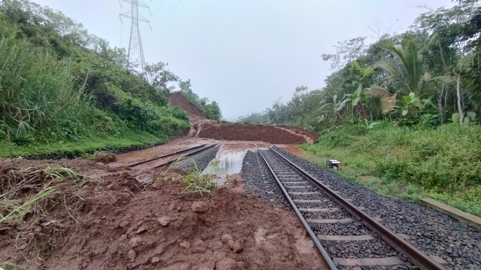 Kereta api tujuan dan keberangkatan stasiun Daop 6 mengalami gangguan. Ini imbas longsoran yang terjadi di KM 340+100 antara Stasiun Karanggandul hingga Karangsari Kabupaten Banyumas. (DWI AGUS)