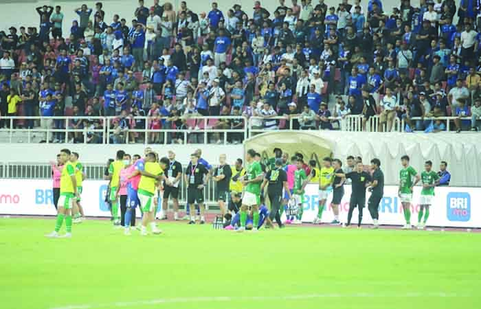 TERHENTI: Pertandingan PSIS Semarang kontra PSS Sleman di Stadion Jatidiri Semarang, Minggu (3/12) dihentikan sebelum laga usai akibat kerusahan suporter.