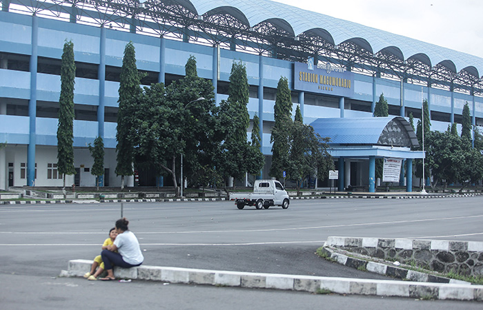 MEGAH: Warga beraktivitas di kompleks Maguwoharjo Internasional Stadium (MagIS). Mulai 15 Desember mendatang, MagIS akan direnovasi. Selama renovasi itu, MagIS steril dari segala aktifitas.