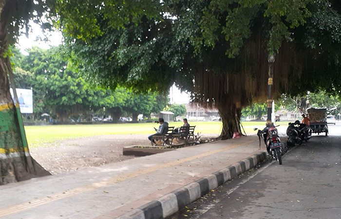 NIHIL: Konidisi Lapangan Pemda Sleman yang saat ini sudah tidak dilengkapo dengan fasilitas tong sampah Selasa (5/12). Hal ini dilakukan DLH karena sering digunakan untuk sampah rumah tangga.