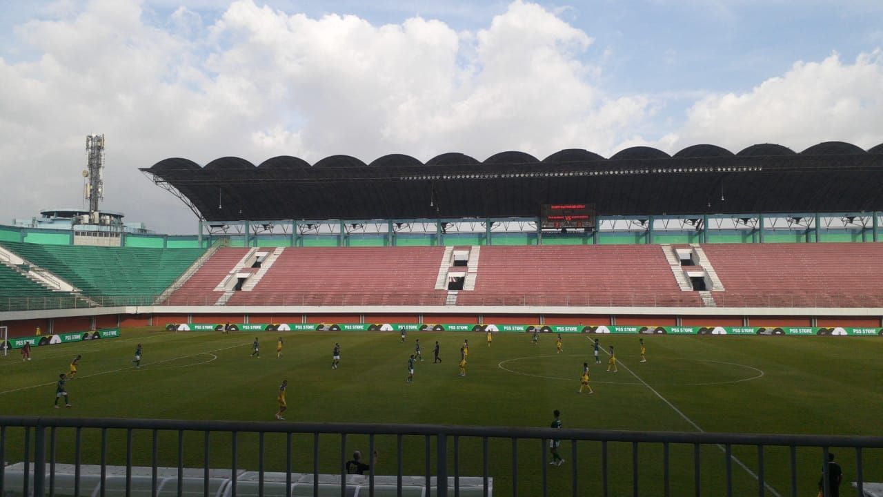 LEADING: Pertandingan PSS Sleman menghadapi Barito Putera di Stadion Maguwoharjo Minggu (26/11). (Rizky Wahyu/Radar Jogja)