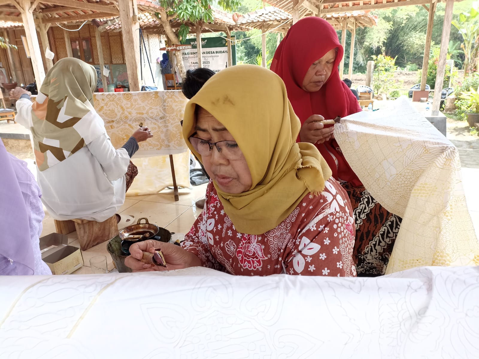 KREATIF: Sejumlah ibu-ibu dari Kalurahan Wukirsari, Imogiri, Bantul sedang membatik di Desa Wisata Kampung Batik Giriloyo, Senin (4/12). (Gregorius Bramantyo/Radar Jogja)