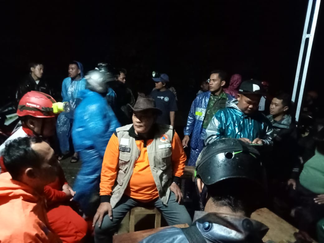 CEPAT: Tim reaksi cepat (TRC) BPBD Kabupaten Purworejo, PMI, dan Polsek Bener saat berunding untuk mengevakuasi korban pada Senin (4/12) malam. (Istimewa)