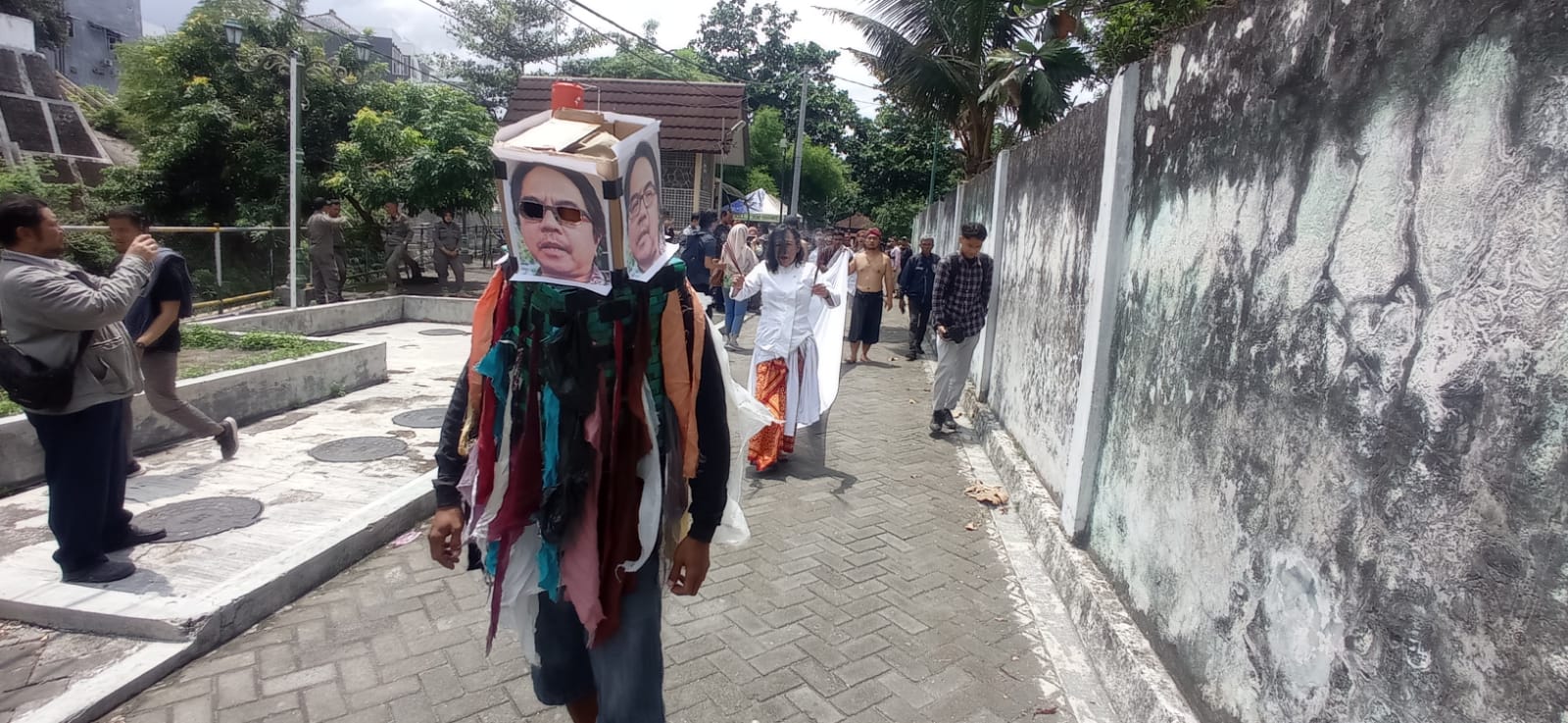 SIAP: Anggota Patembayan Nusantara melarung sosok Ade Armando ke Sungai Gajah Wong, Umbulharjo, Kota Jogja, Selasa (5/12). (Dwi Agus/Radar Purworejo)