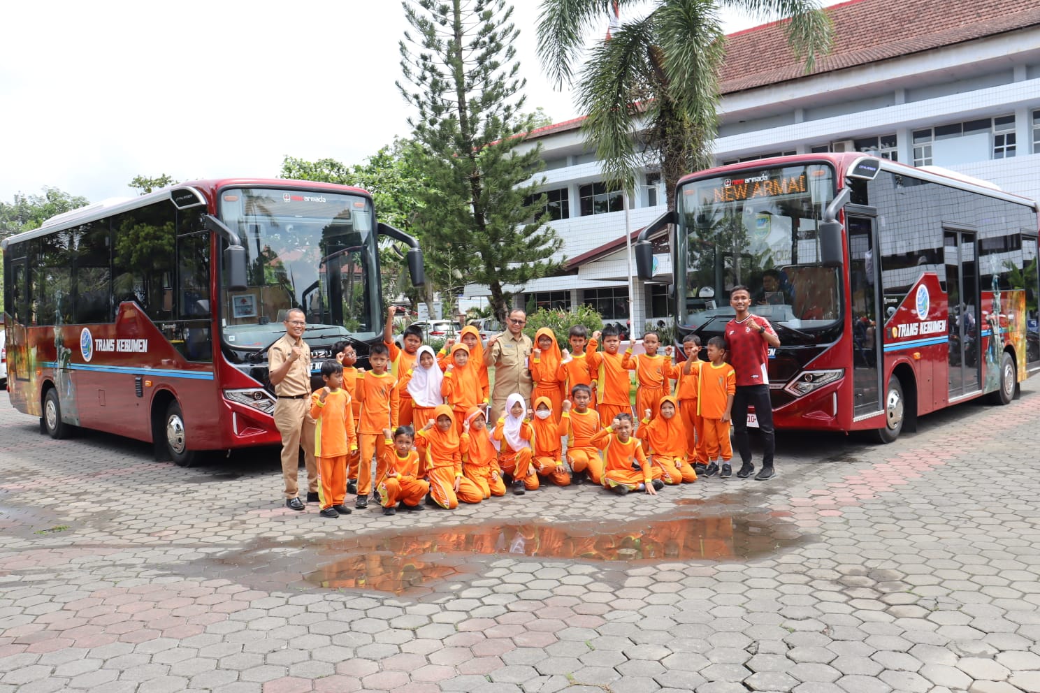 BEROPERASI: Bus Trans Kebumen resmi mengaspal di jalanan Kebumen. Bus tersebut sementara difungsikan untuk angkutan pelajar dan penunjang sektor wisata. (PROKOPIM KEBUMEN)