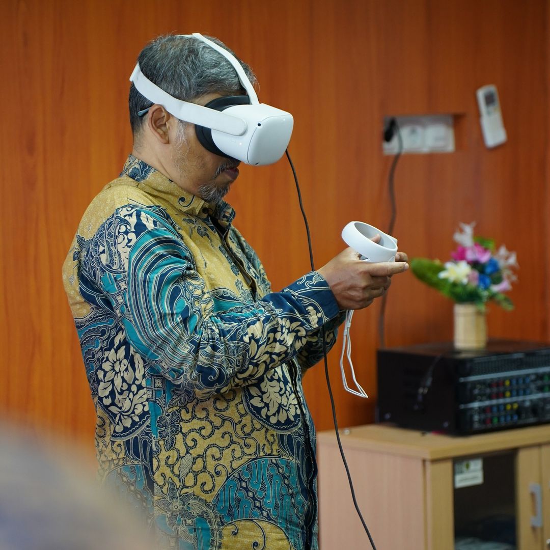 TEKNOLOGI: Peninjauan program metaverse MTs Negeri 1 Kebumen oleh Kasubdit MI/MTs Direktorat GTK Madrasah Kementerian Agama RI  Ainurrofiq. (Istimewa)