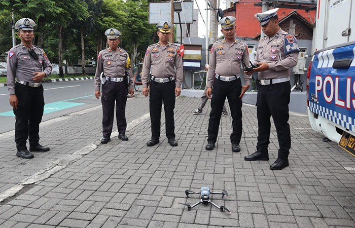 UJI COBA: Ditlantas Polda Jateng melakukan uji coba tilang elektronik menggunakan drone di Simpang Bayeman, Selasa (5/12).Humas Polres Magelang Kota
